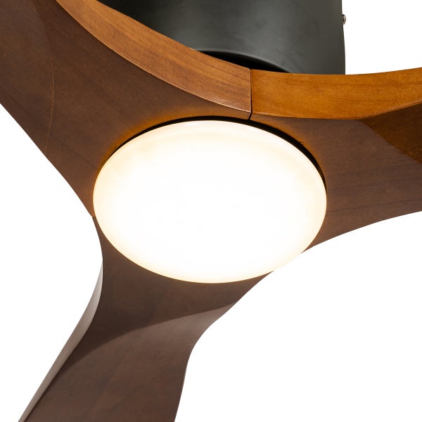 Nahaufnahme eines Deckenventilators mit drei Flügeln in Holzoptik und integrierter runder Beleuchtung.