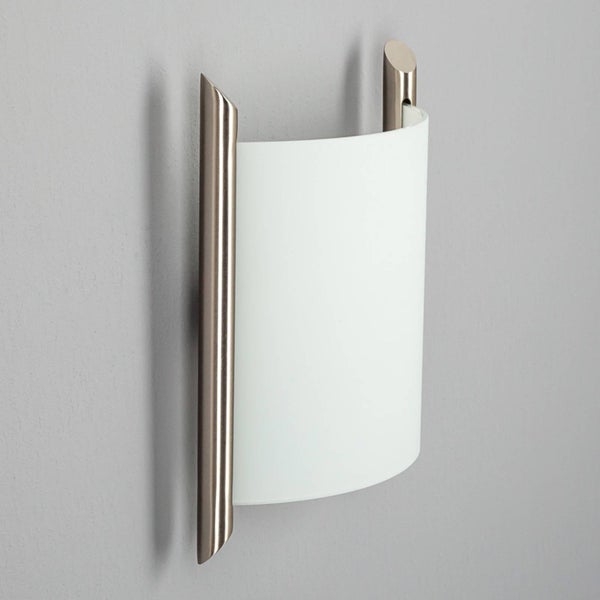 Wandleuchte mit weißem Schirm und Metallhalterung