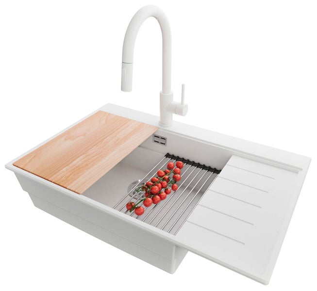 Küchenspüle mit Abtropffläche, Armatur, Schneidebrett und Abtropfgitter