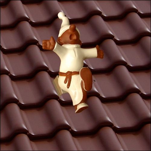 Dachfigur Schlafwandler aus Ton auf Dachziegeln montiert.