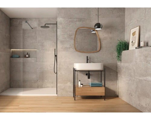 Modernes Badezimmer mit Dusche, Waschbecken und Spiegel vor grauen Fliesen