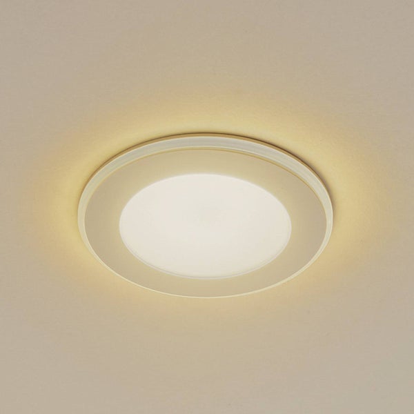 Runde LED-Deckenleuchte in flachem Design, eingeschaltet mit warmweißem Lichtschein.
