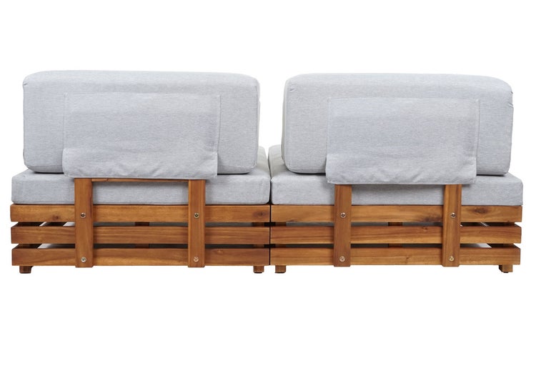 Rückansicht eines Garten-Lounge-Sofas aus Holz mit hellgrauen Polstern.