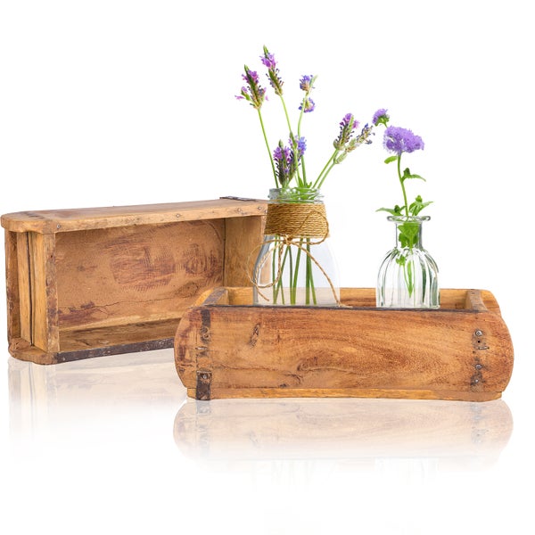 Dekorative Holzformen mit Glasvasen und Blumen