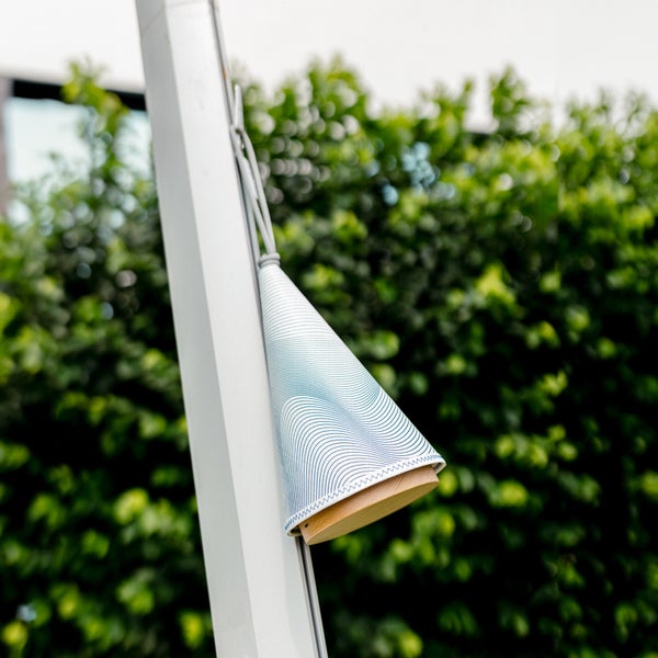 Kabellose Cala Leuchte mit Ladekabel und Verpackung