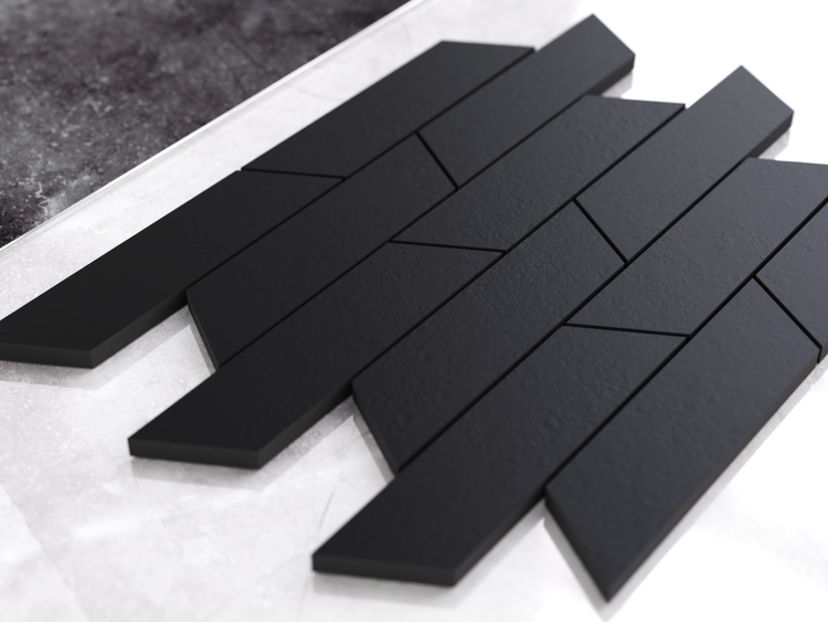 Schwarze Mosaikfliesen in Rhombenform mit matter Oberfläche, angeordnet in einem geometrischen Muster.