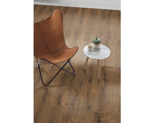 Innenaufnahme mit Laminatboden, Stuhl und Beistelltisch