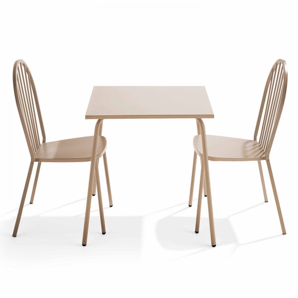 Dreiteiliges Balkonset aus Metall mit quadratischem Tisch und zwei Stühlen mit Gitterrückenlehne.