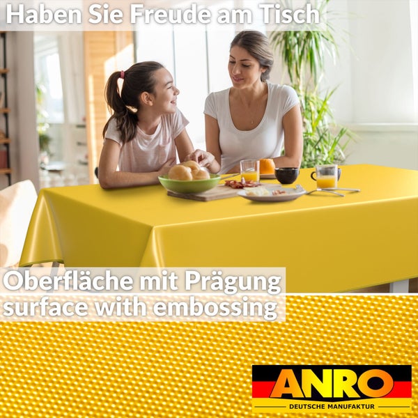 Gelbe Tischdecke mit Prägung auf einem Esstisch mit Familie