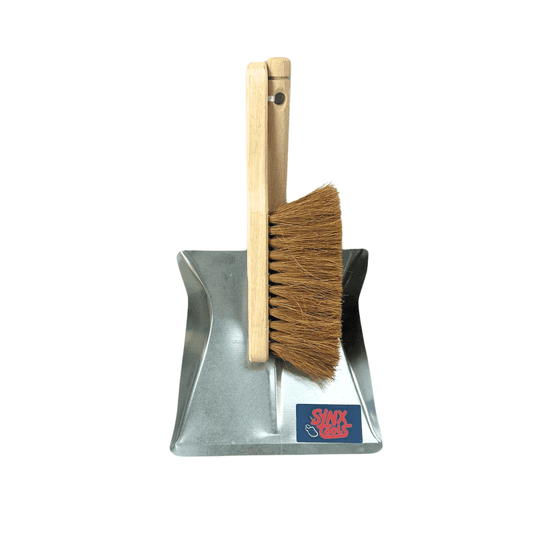 Kehrblech mit Handfeger aus Metall und Holz