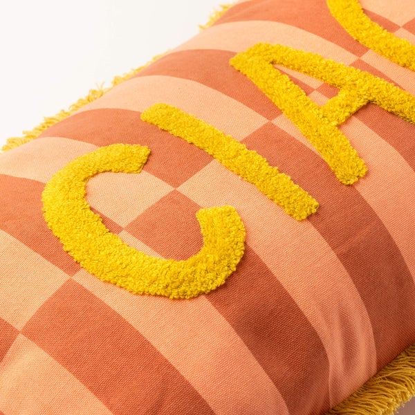 Dekokissen mit Schachbrettmuster und Fransen