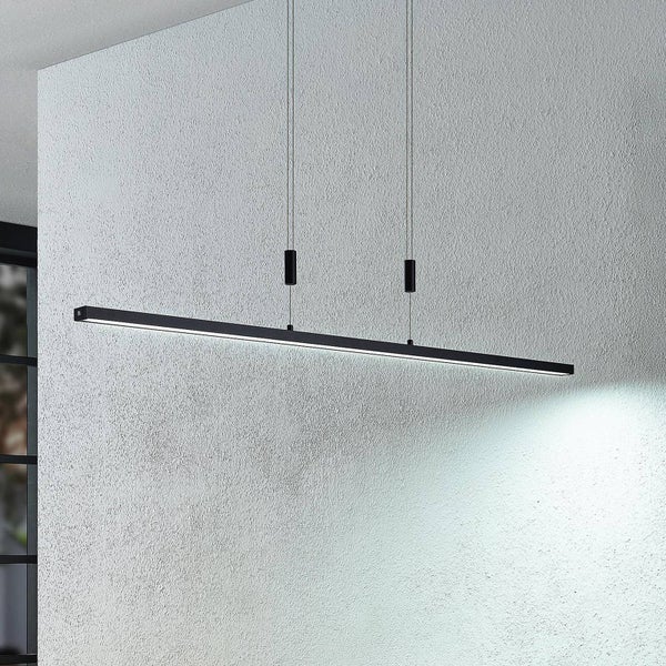 Schwarze LED Pendelleuchte in schmalem linearem Design mit zwei Seilaufhängungen und integriertem Leuchtmittel.