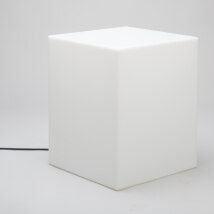 Wuerfelfoermige Dekoleuchte aus Kunststoff mit Zuleitung