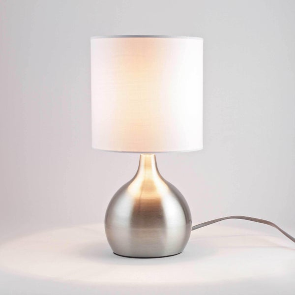 Tischleuchte mit Lampenschirm aus Stoff und Metallsockel