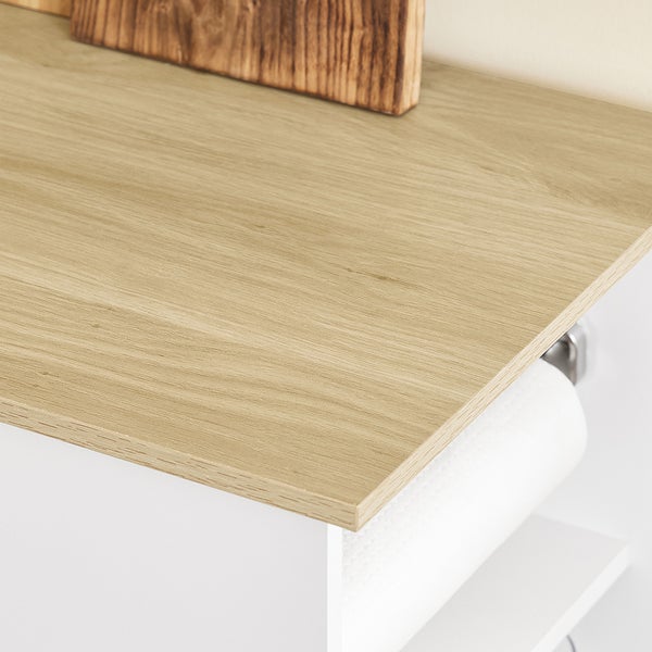 Detailansicht eines Holzregals im Badezimmer