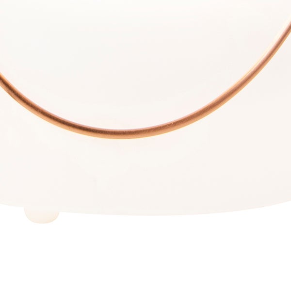 Detail eines weißen Produkts mit einem dünnen Metallring.