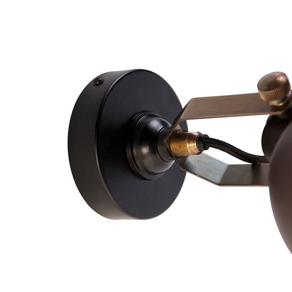 Detailaufnahme einer schwarzen Wandleuchte mit Metallelementen