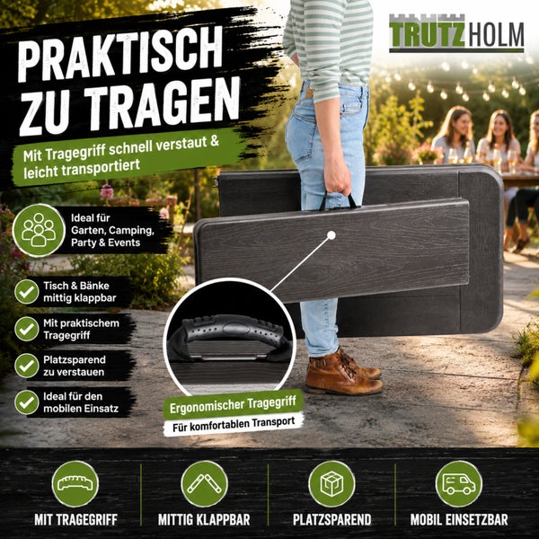 Eine Person trägt einen zusammengeklappten Trutzholm Gartentisch mit ergonomischem Tragegriff im Freien