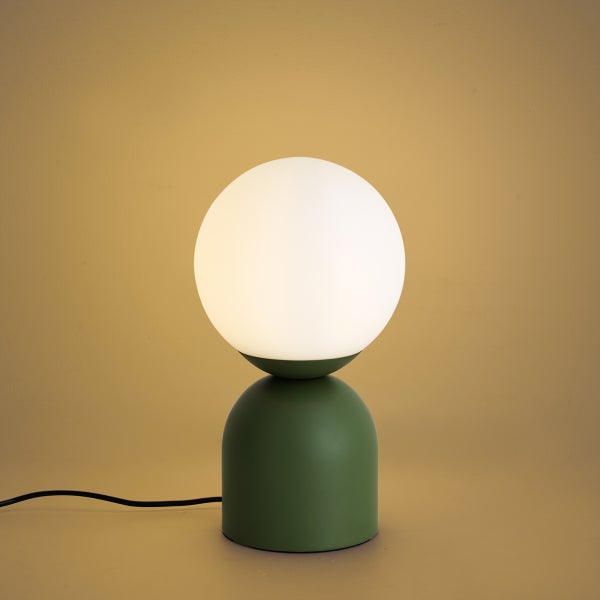 Moderne Tischleuchte mit kugelförmigem Leuchtschirm aus Glas und zylindrischem Standfuß für eine gleichmäßige Lichtverteilung.