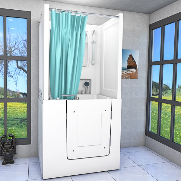 Weiße Sitzbadewanne mit Tür und integrierter Duschkabine, blauem Vorhang und Chromarmaturen in hellem Bad mit großen Fenstern und Ausblick ins Grüne.