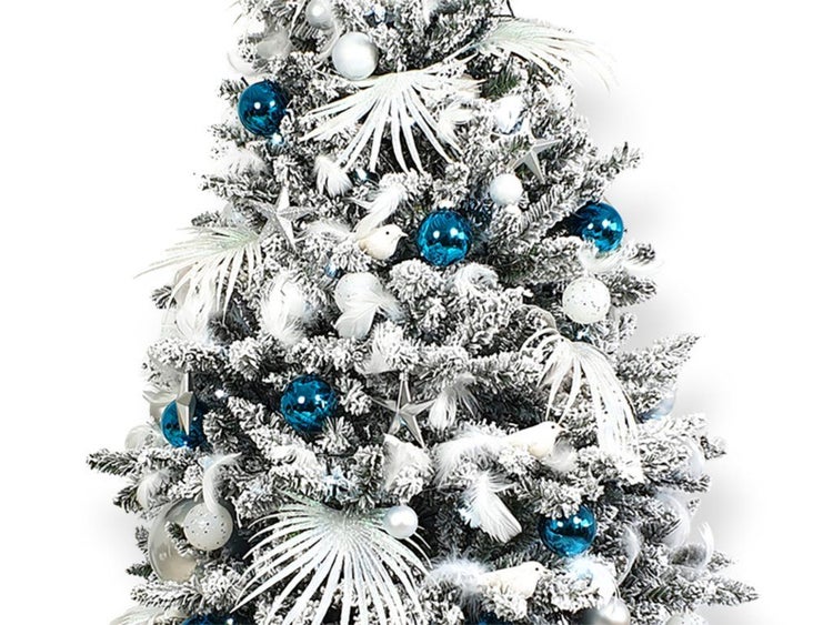Künstlicher Weihnachtsbaum mit künstlichem Schnee, geschmückt mit Kugeln und Federn als festliche Weihnachtsdekoration.