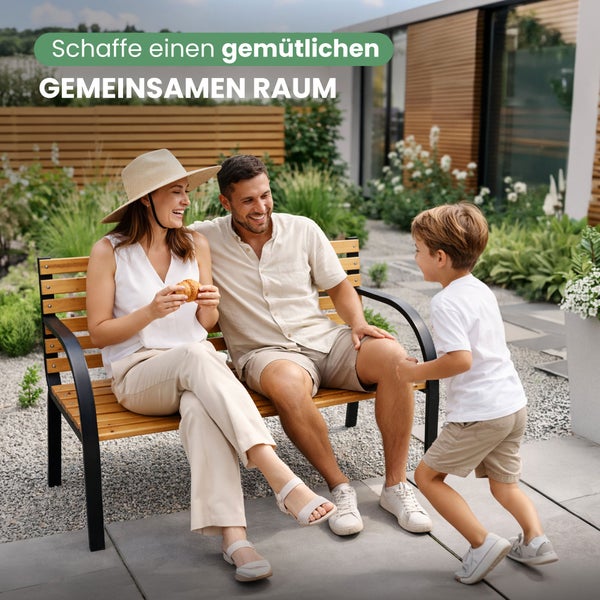 Gartenbank aus Holz mit schwarzem Metallgestell, Sitzfläche und Rückenlehne aus Holzlatten, gebogene Armlehnen.
