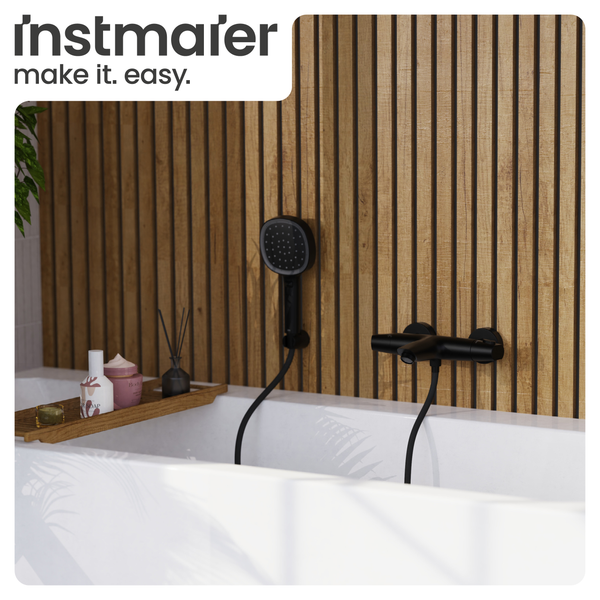 Badezimmer mit schwarzer Armatur, Handbrause und Badewannenablage