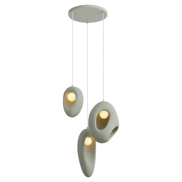 Moderne Pendelleuchte mit drei organisch geformten Lampenschirmen in Steinoptik und integrierten Lichtquellen an einer runden Deckenbefestigung.