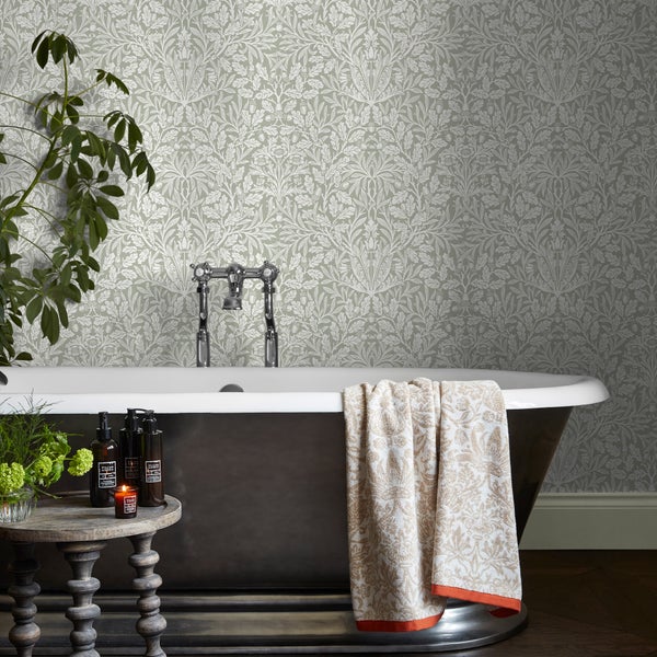 Badezimmer mit floraler Tapete, Badewanne und Handtuch