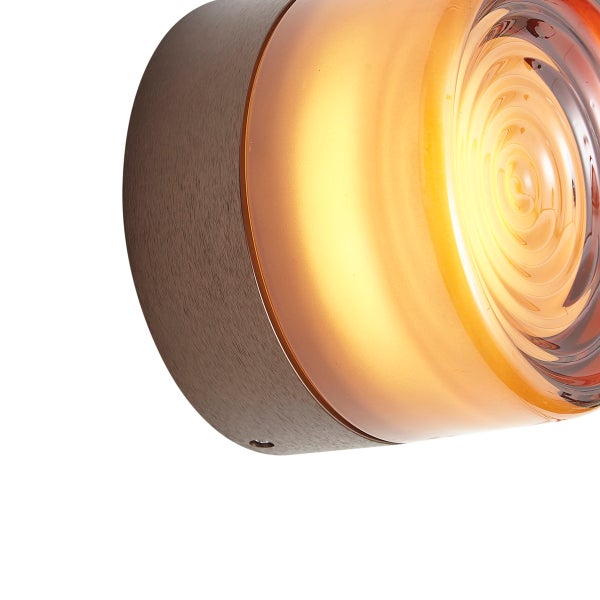 Wandleuchte mit runder Halterung aus dunklem Holz und einem gewölbten, strukturierten Glasdiffusor mit warmem Lichtschein.