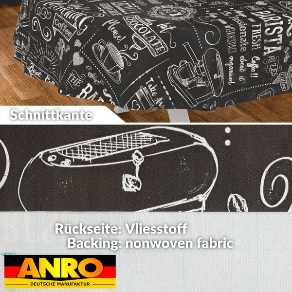 Tischdecke im Kreidetafel-Stil mit Kaffee-Motiven, Schnittkante und Vliesrückseite. ANRO DEUTSCHE MANUFAKTUR Logo.