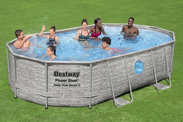 Ovaler Bestway Power Steel Swim Vista Series II Aufstellpool in Steinoptik mit Sichtfenstern und Badegästen auf einem Rasen.