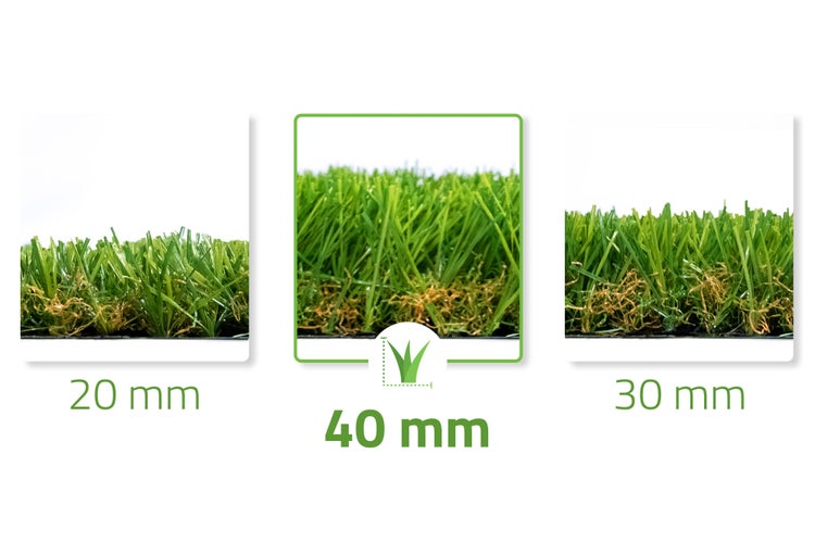 Drei Muster von Kunstrasen mit unterschiedlichen Halmlängen von 20 Millimeter, 30 Millimeter und 40 Millimeter für den Gartenbau.