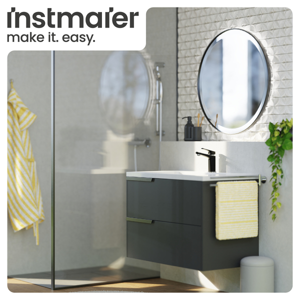 Modernes Badezimmer mit Waschbeckenunterschrank, Spiegel und Handtuchhalter