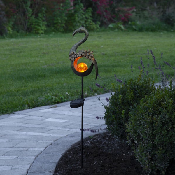 Zwei dekorative Weihnachtsengel Figuren mit beleuchteten Kugeln, neben einer Zimmerpflanze und einer Weihnachtskugel.