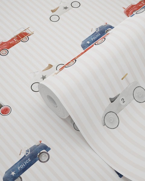 Vliestapete für Kinder mit Aquarell-Motiven von Autos, Polizeiautos und Feuerwehrautos auf gestreiftem Untergrund.
