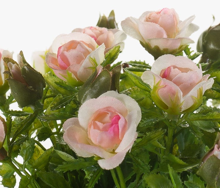 Künstliche Rose im Topf mit rosa Blüte, Knospe und grünen Blättern.