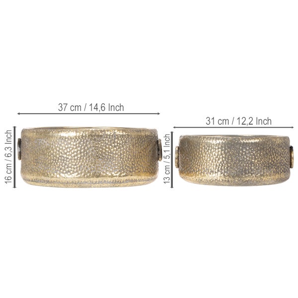 Set aus zwei Dekoschalen aus Metall mit Hammerschlag-Optik und Maßangaben: Durchmesser 37 und 31 Zentimeter, Höhe 16 und 13 Zentimeter.