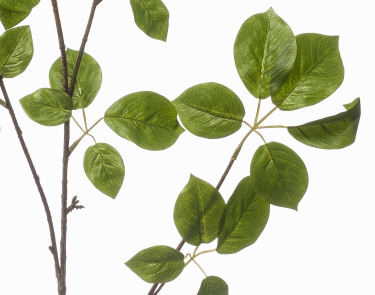 Künstlicher Zweig mit grünen Blättern und braunen Ästen.