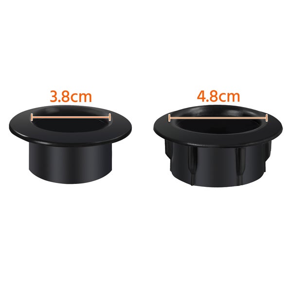 Zwei schwarze Kunststoff-Schirmlochringe für Tische mit Innendurchmessern von 3,8 Zentimeter und 4,8 Zentimeter.
