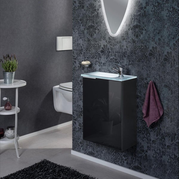 Badezimmer mit Waschbeckenunterschrank, Spiegel, Toilette und Dekoration