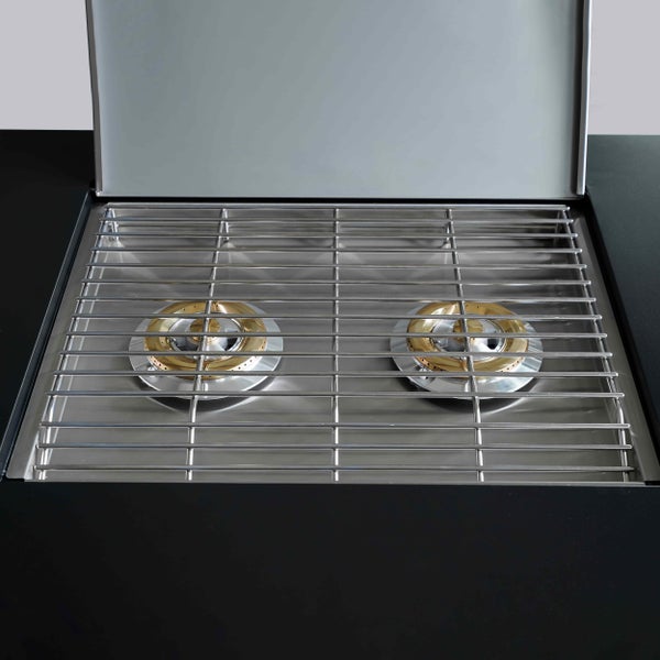 Gaskochfeld mit zwei Messingbrennern und Edelstahlrost, eingebaut in ein Außenküchenmodul mit geöffnetem Deckel.