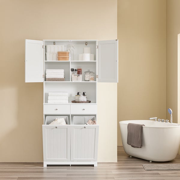 Badezimmerszene mit einem weißen Badezimmerschrank, der mit Handtüchern, Hygieneartikeln und Wäschekörben gefüllt ist, neben einer freistehenden Badewanne.