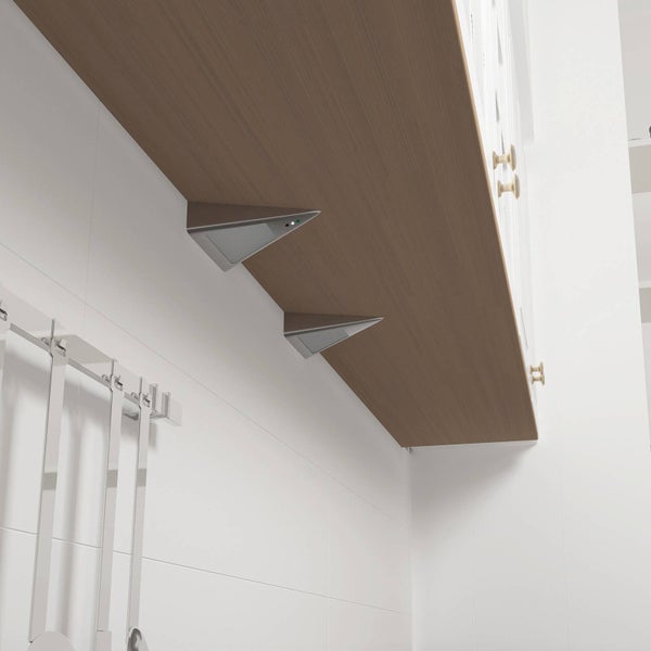 Dreieckige LED-Unterbauleuchten montiert unter einem hölzernen Küchenregal.