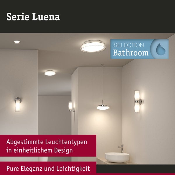 Moderne Badezimmerbeleuchtung der Serie Luena mit Deckenleuchte, Pendelleuchte, Wandleuchten und Einbaustrahler in einem hellen Badezimmer.