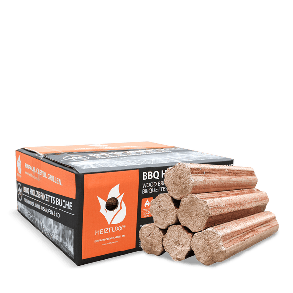 HEIZFUXX BBQ Holzbriketts aus Buchenholz im Karton mit einem Stapel loser Briketts.