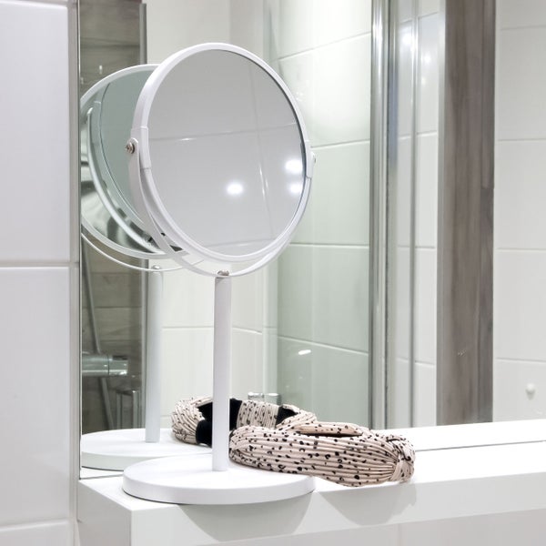 Kosmetikspiegel mit Standfuß und Vergrößerung im Badezimmer