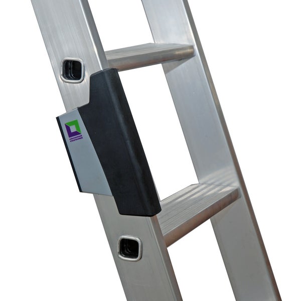 Detailansicht einer Aluminiumleiter mit Stufen und einem Kunststoffgriff der Firma Günzburger Steigtechnik