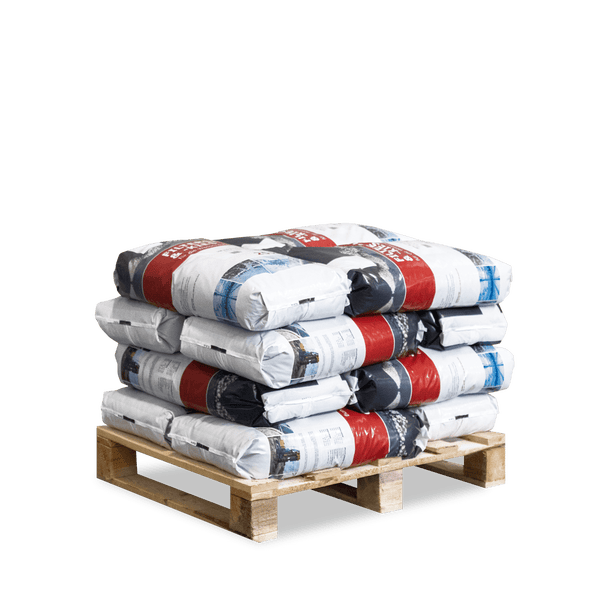 Mehrere Säcke Filtersand und Kies auf einer Holzpalette gestapelt.