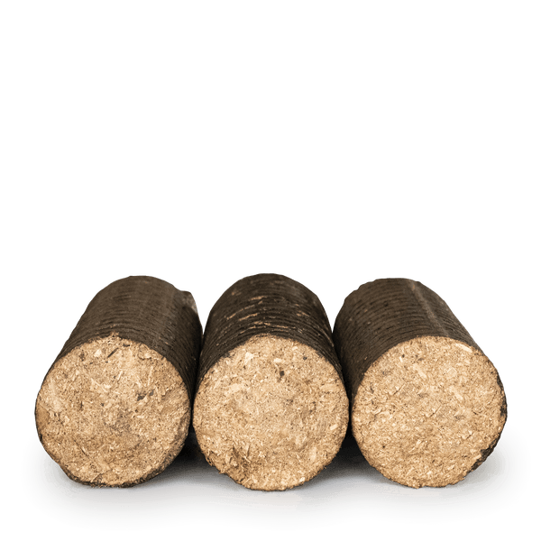 Drei zylindrische Holzbriketts aus gepresstem Holz zum Heizen in Kamin und Ofen.